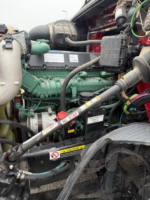 2022 Volvo VNR 640 - image 16