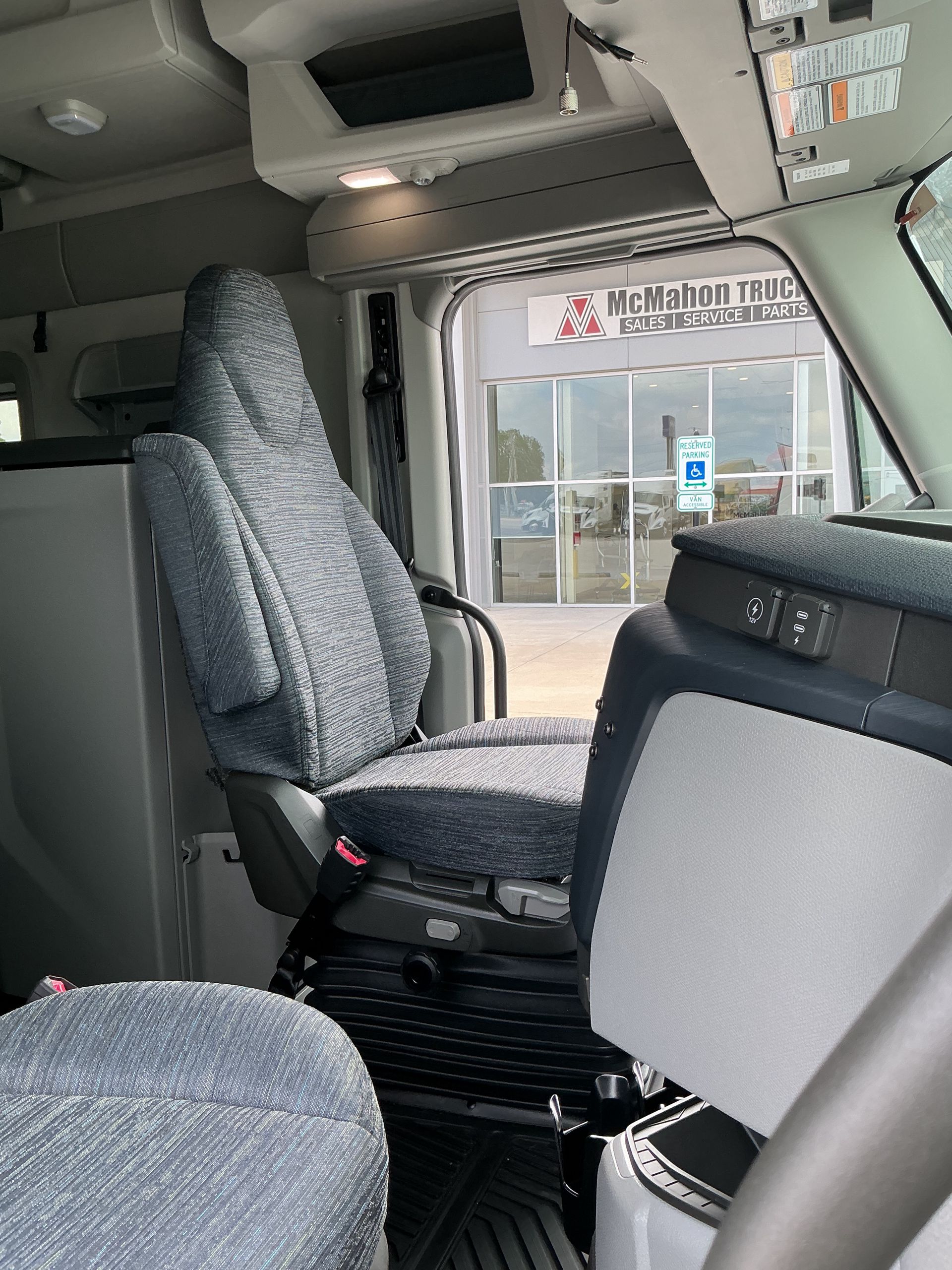 2026 Volvo - image 7