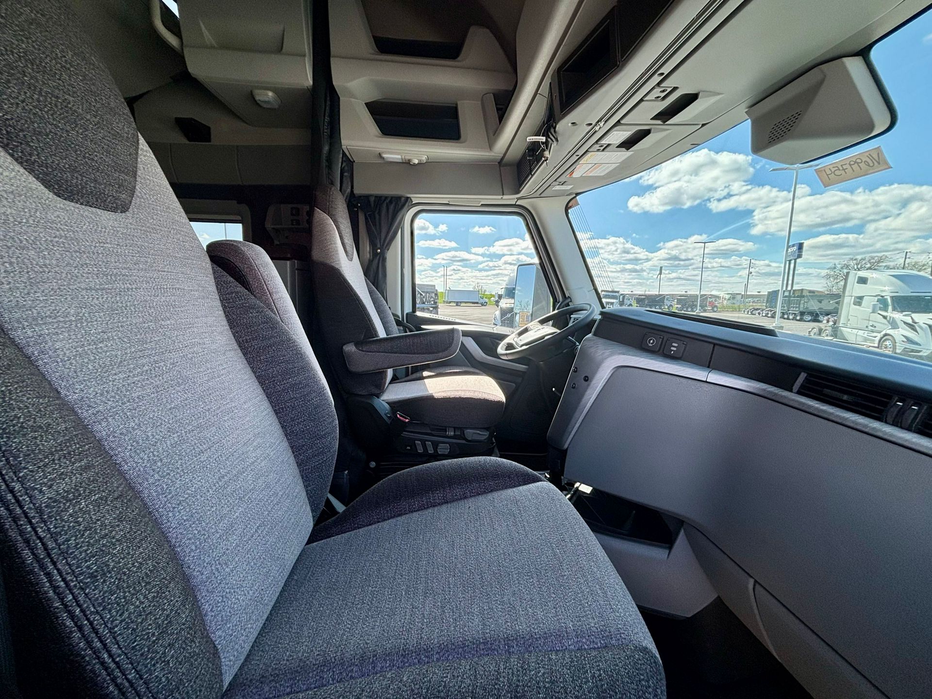 2026 Volvo - image 11