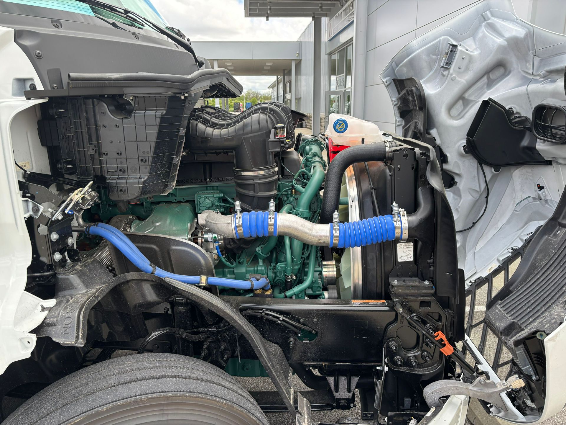 2025 Volvo - image 11