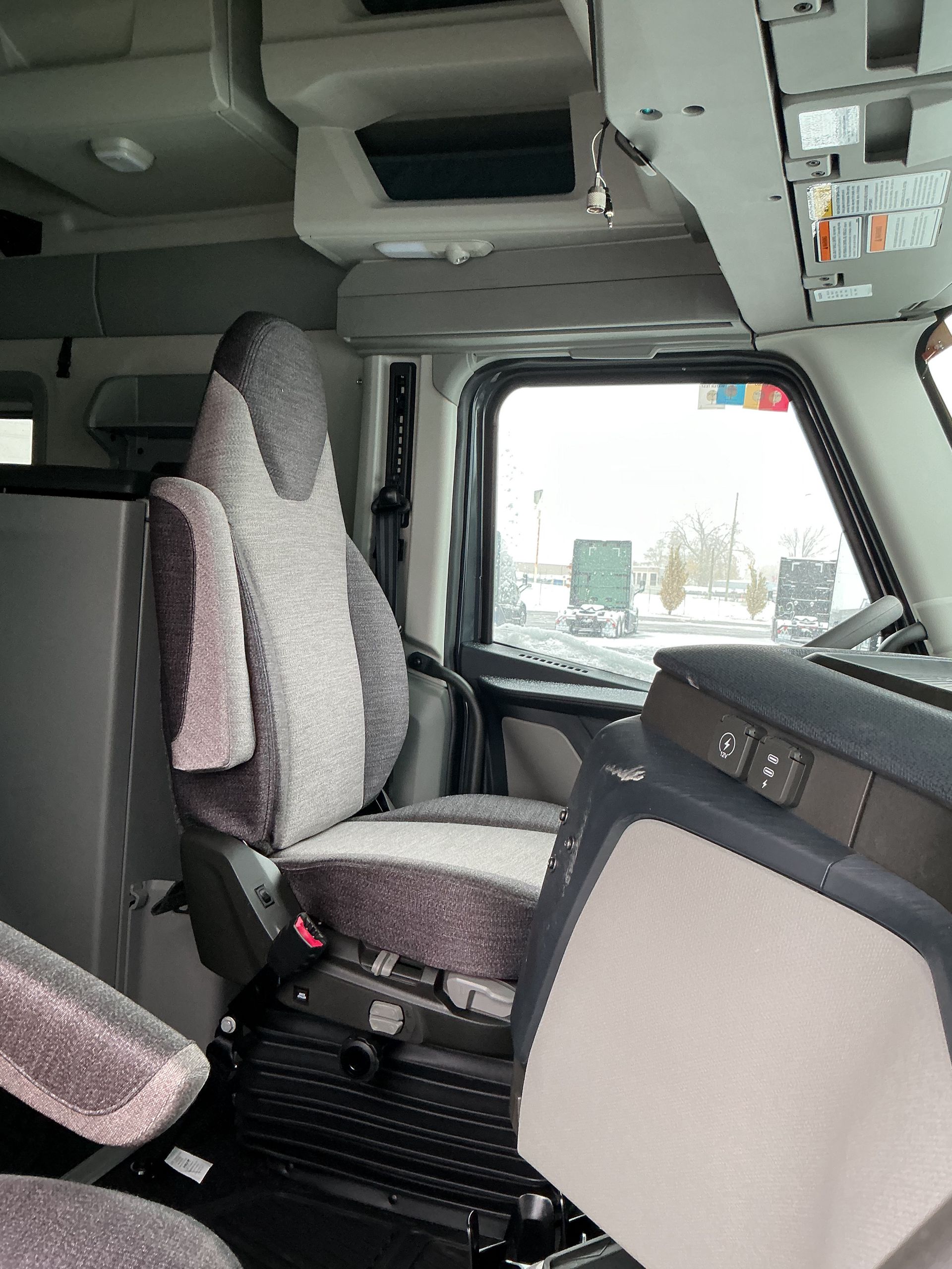 2026 Volvo - image 15