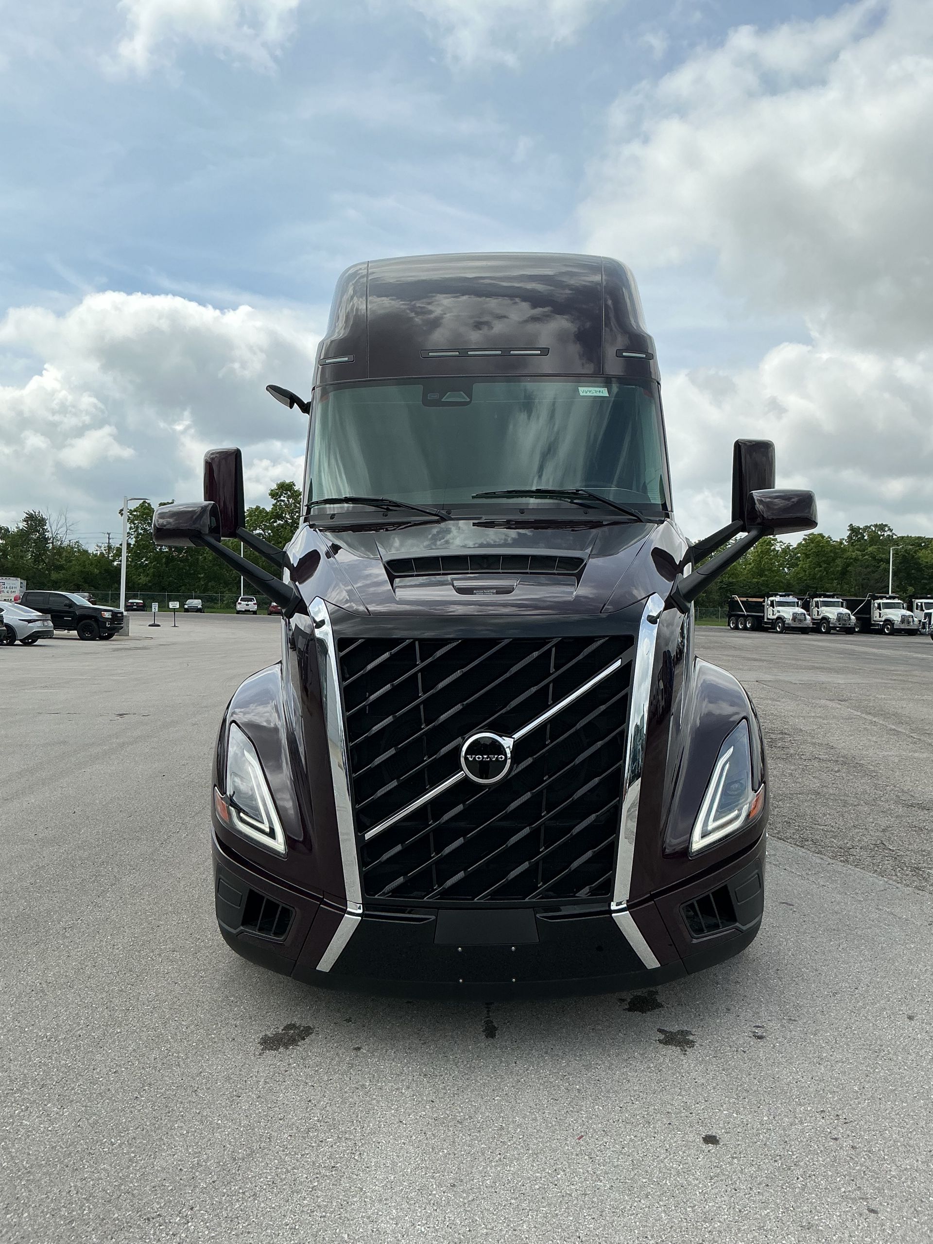 2025 Volvo - image 2