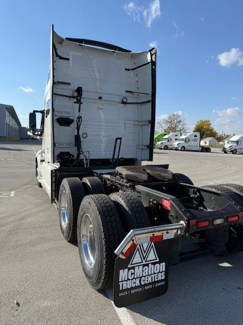 2023 Volvo - image 4