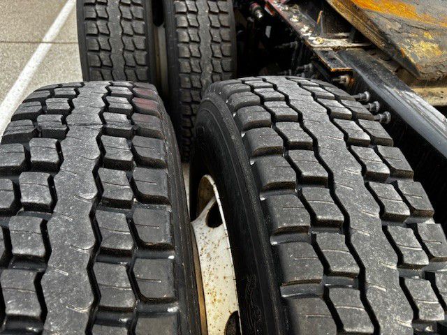 2020 Volvo VNR 660 - image 6