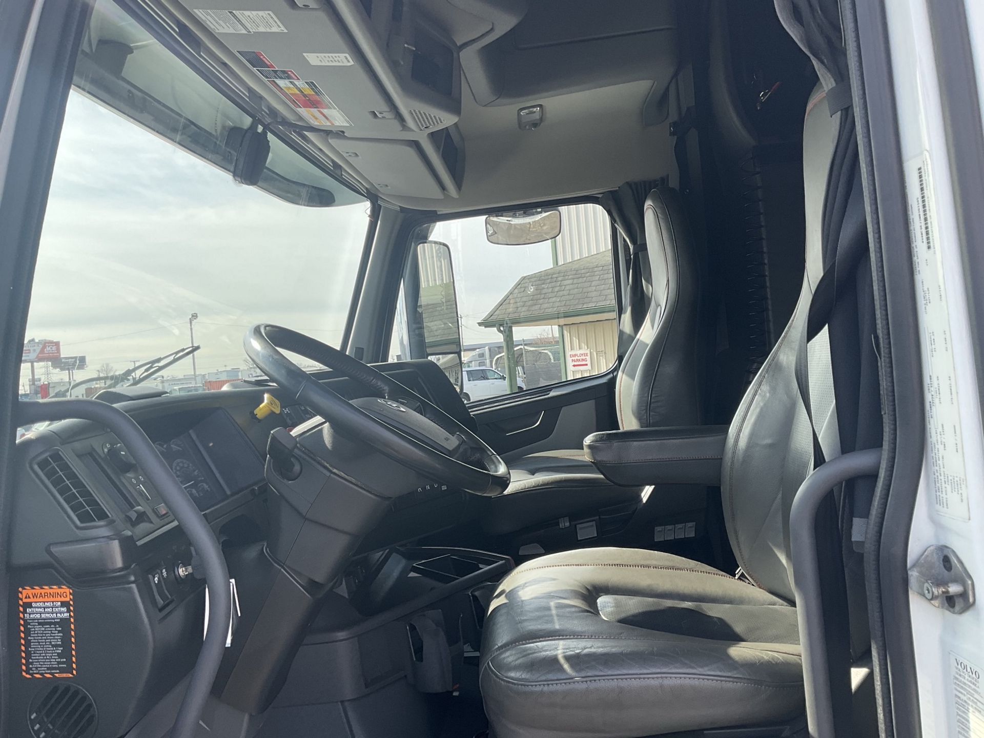 2022 Volvo - image 9