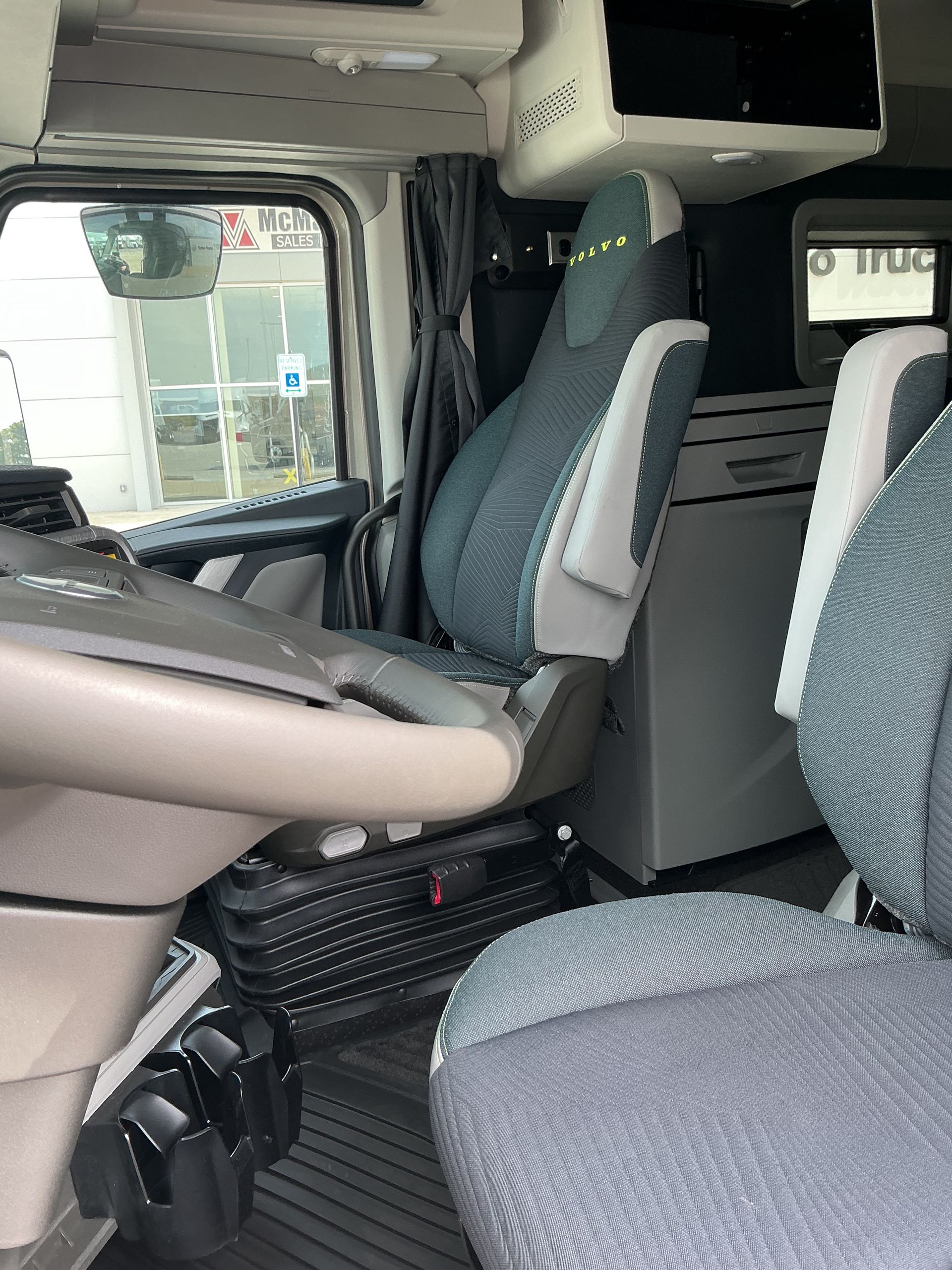 2026 Volvo - image 13