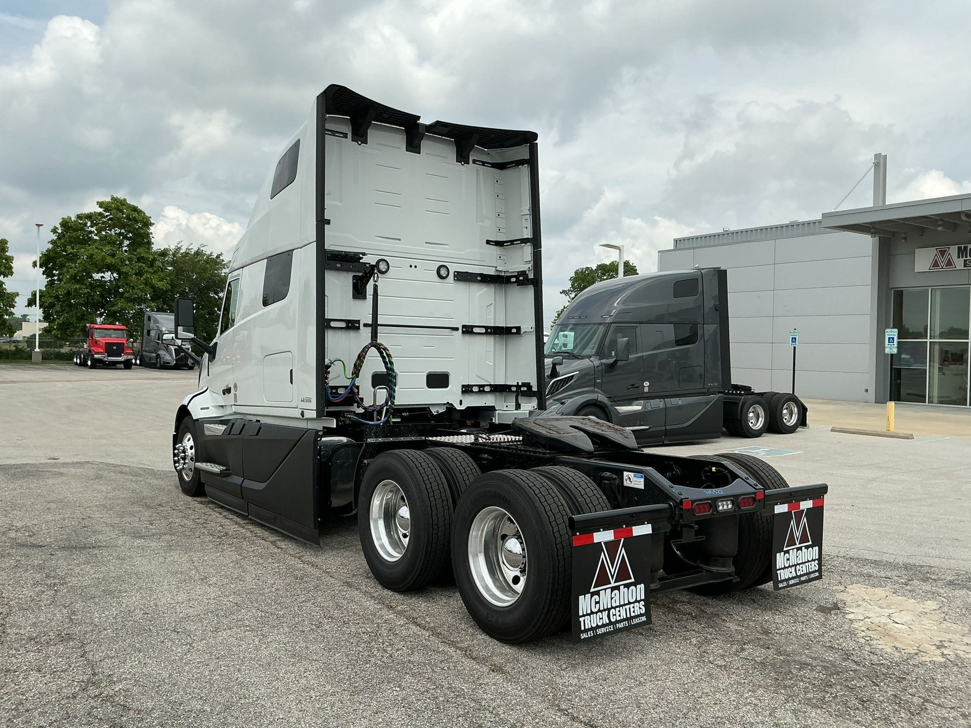 2026 Volvo - image 7