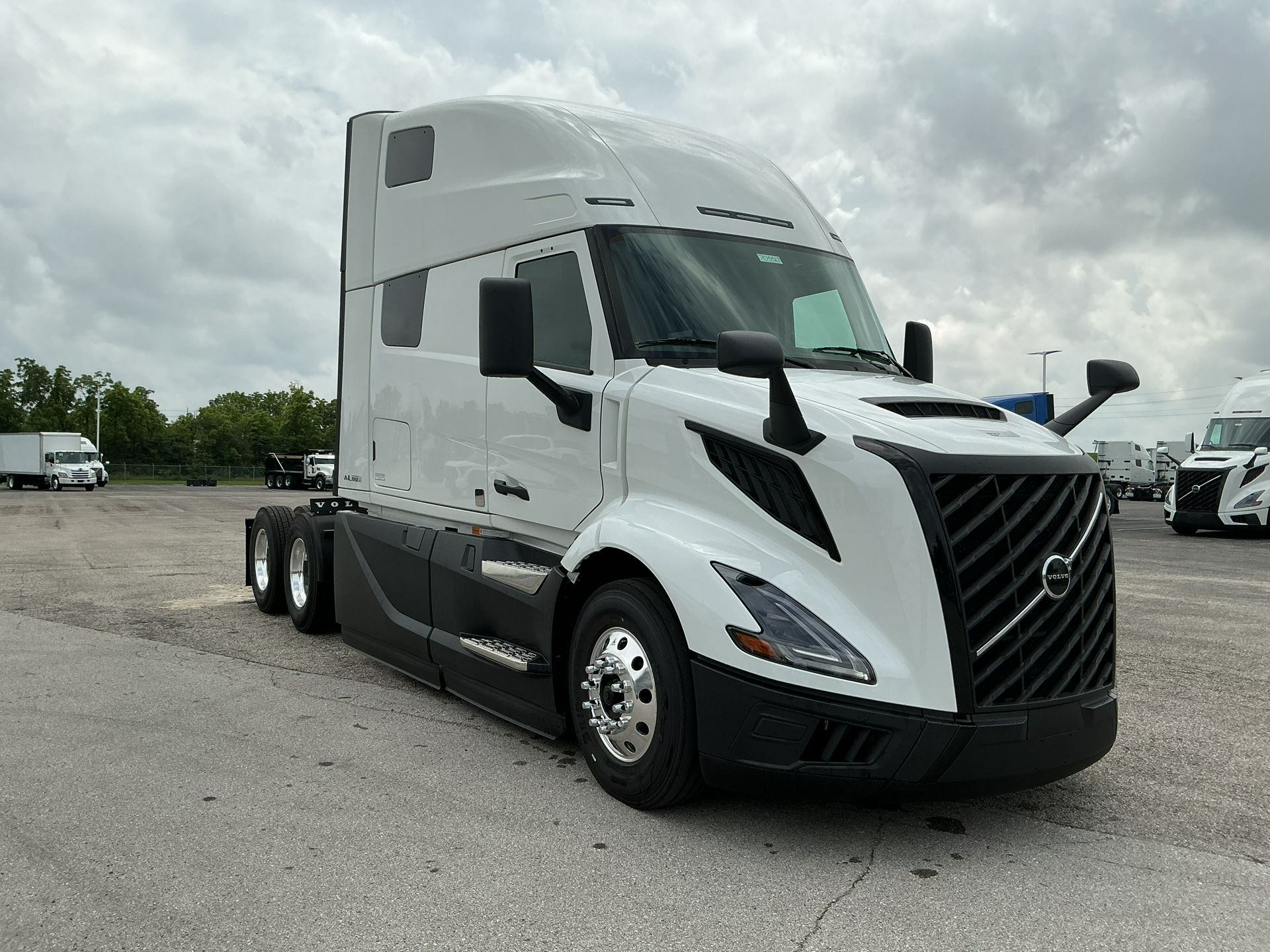 2026 Volvo - image 3