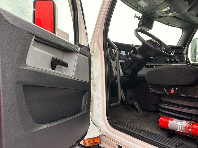 2021 Freightliner Cascadia in London, OH — photo 7