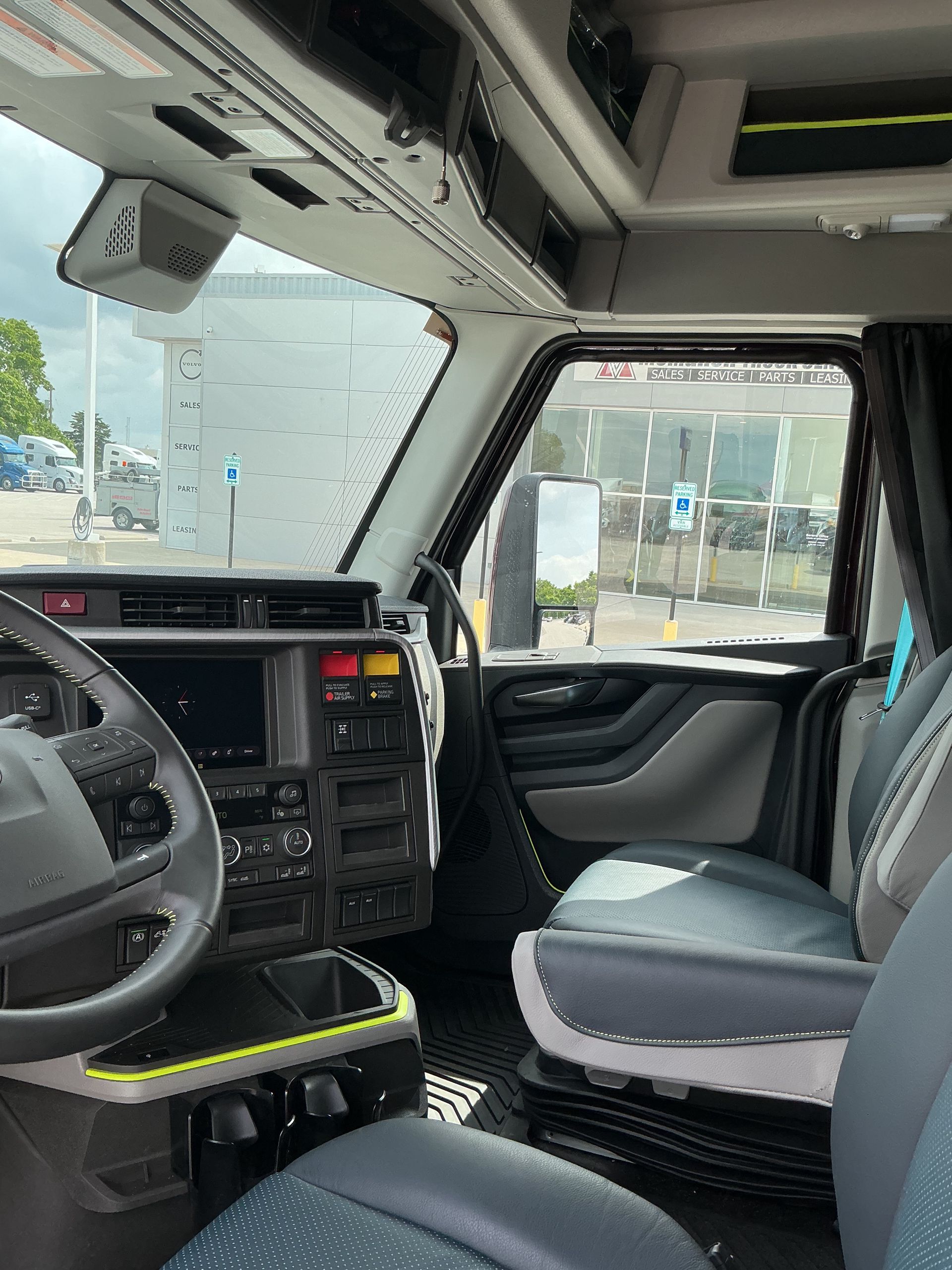 2025 Volvo - image 13