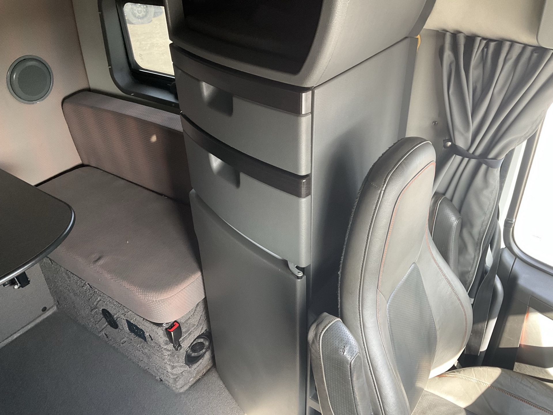 2022 Volvo - image 16