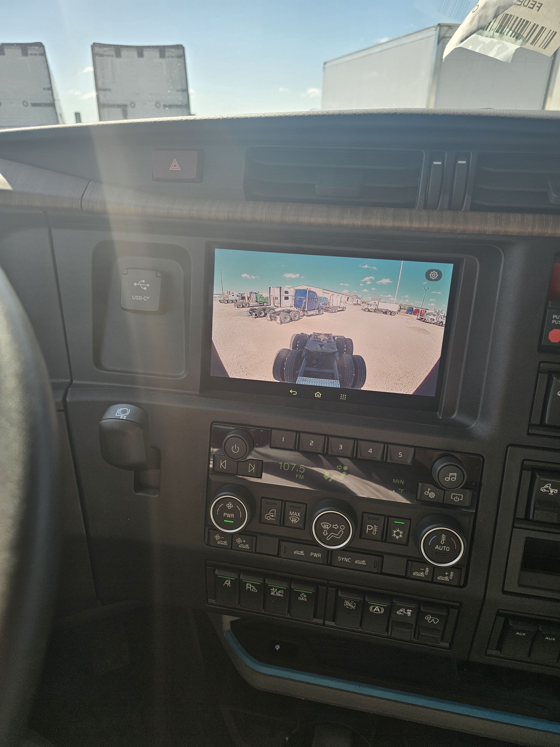 2025 Volvo - image 7