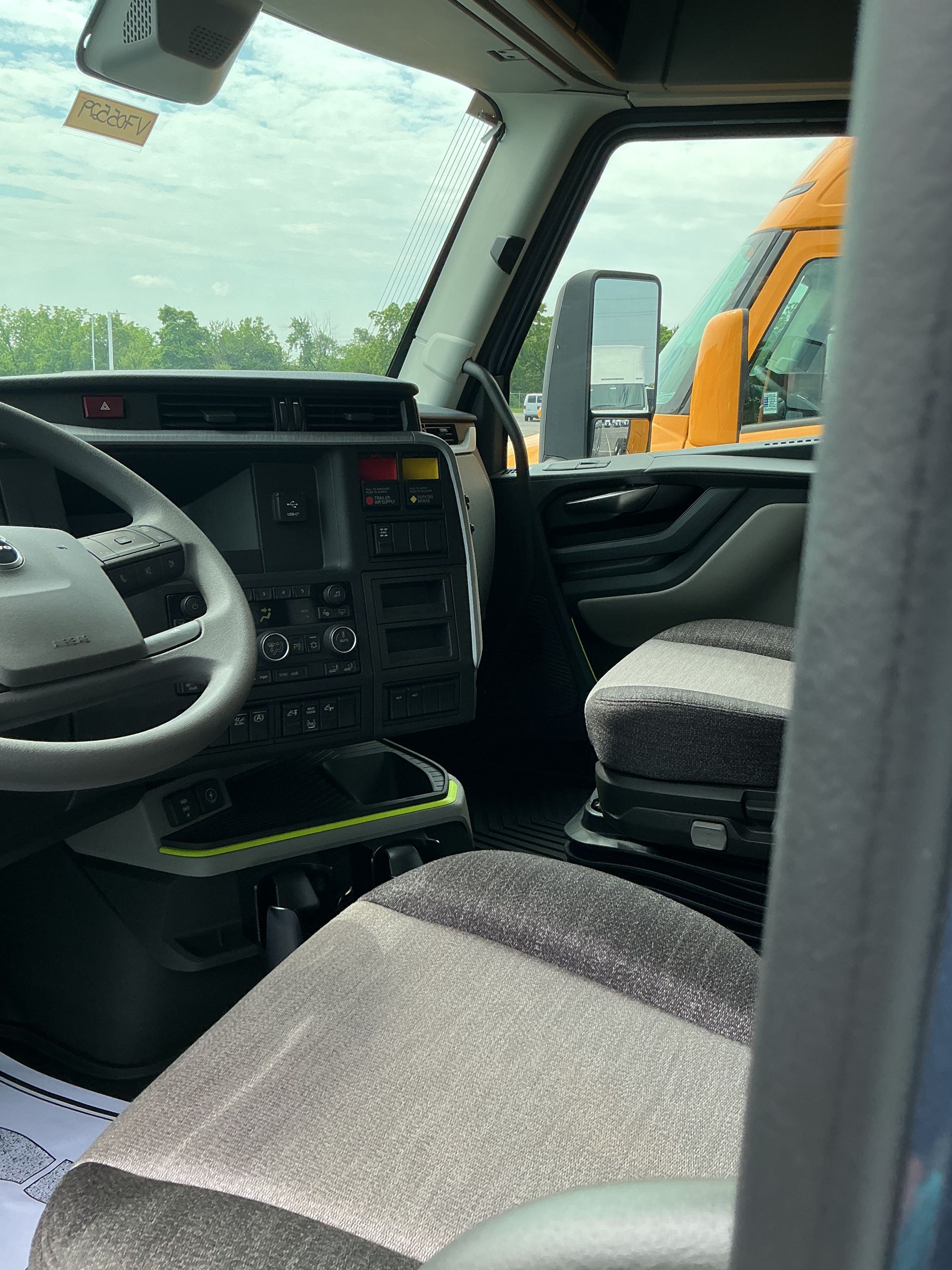 2026 Volvo - image 7