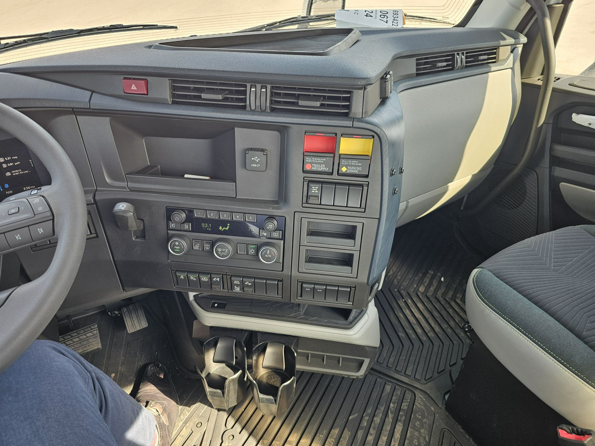 2025 Volvo - image 12