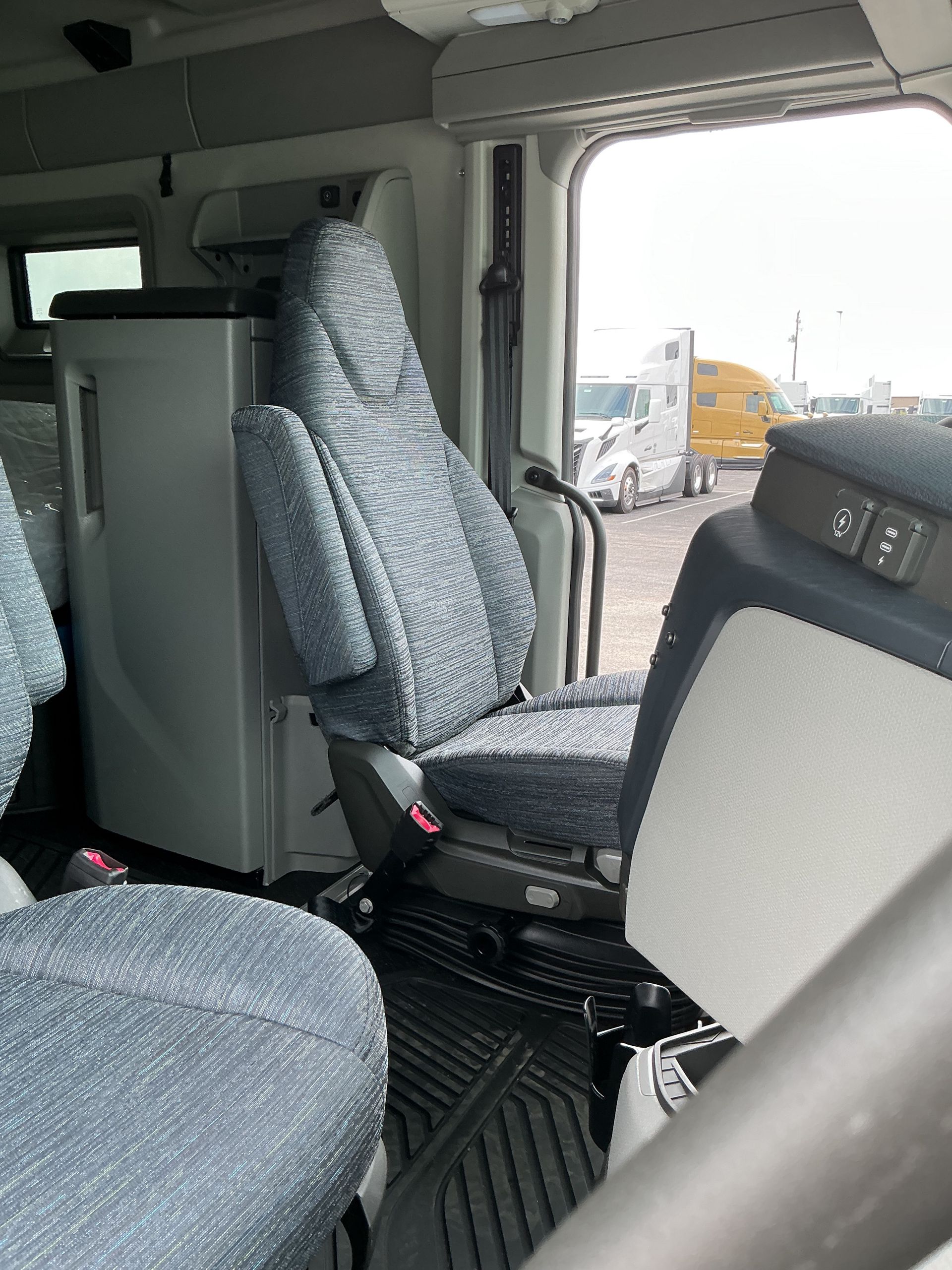 2026 Volvo - image 16