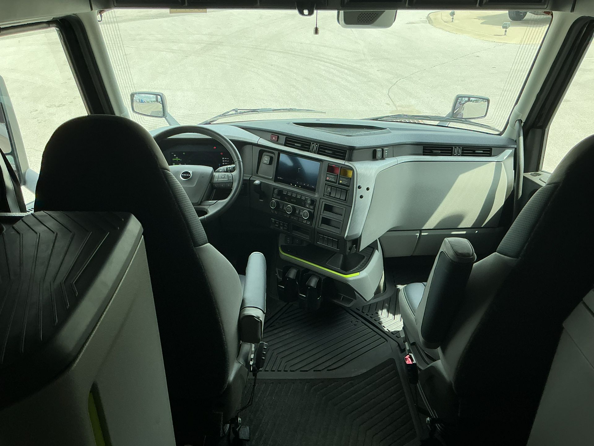 2025 Volvo - image 17