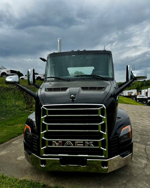 2027 Mack Anthem - image 10