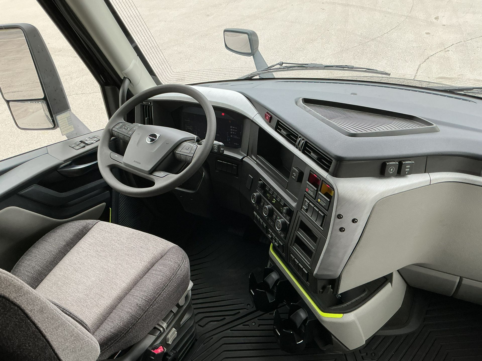 2026 Volvo - image 18