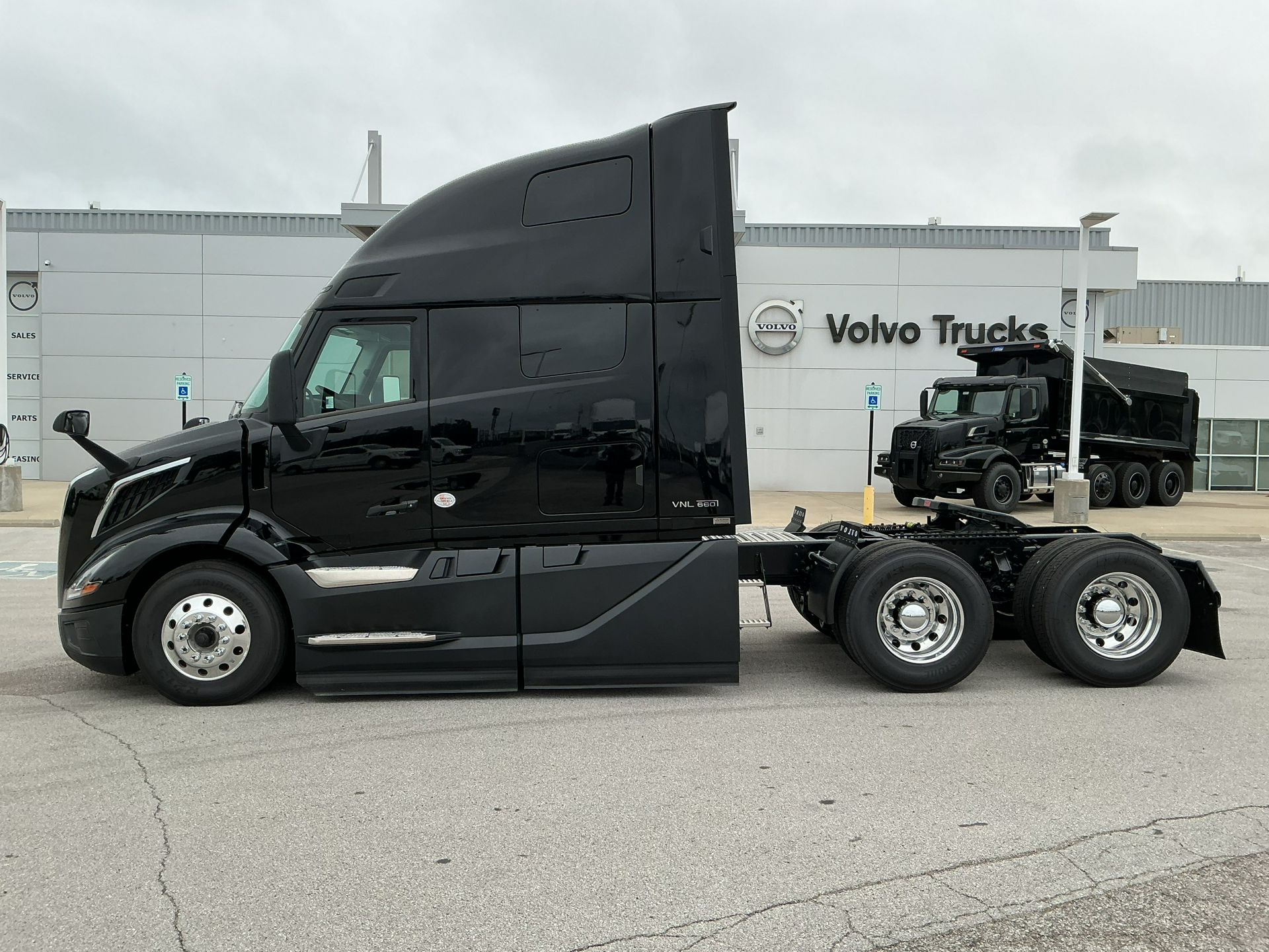 2026 Volvo - image 8