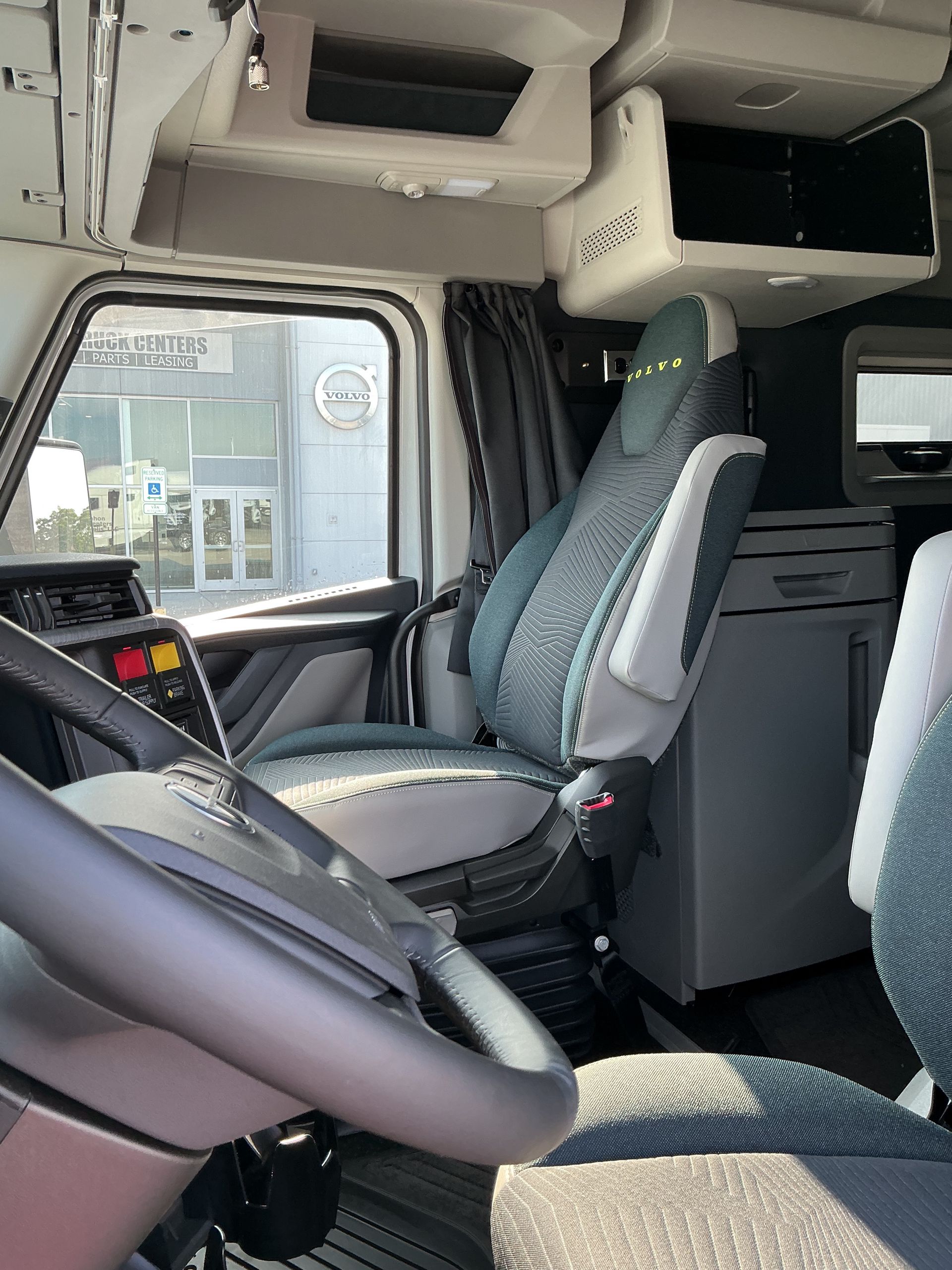 2026 Volvo - image 12