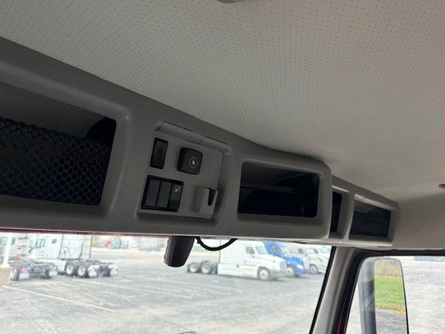 2022 Volvo VNR 640 - image 13