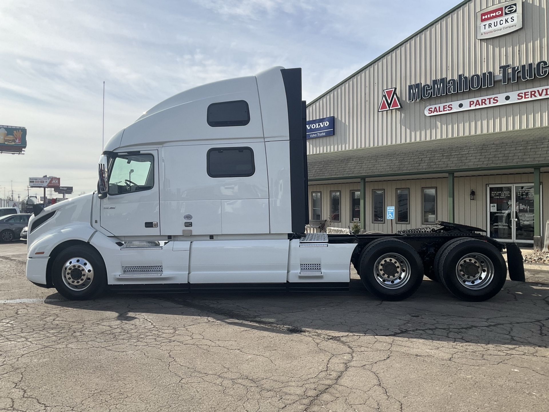 2022 Volvo - image 5