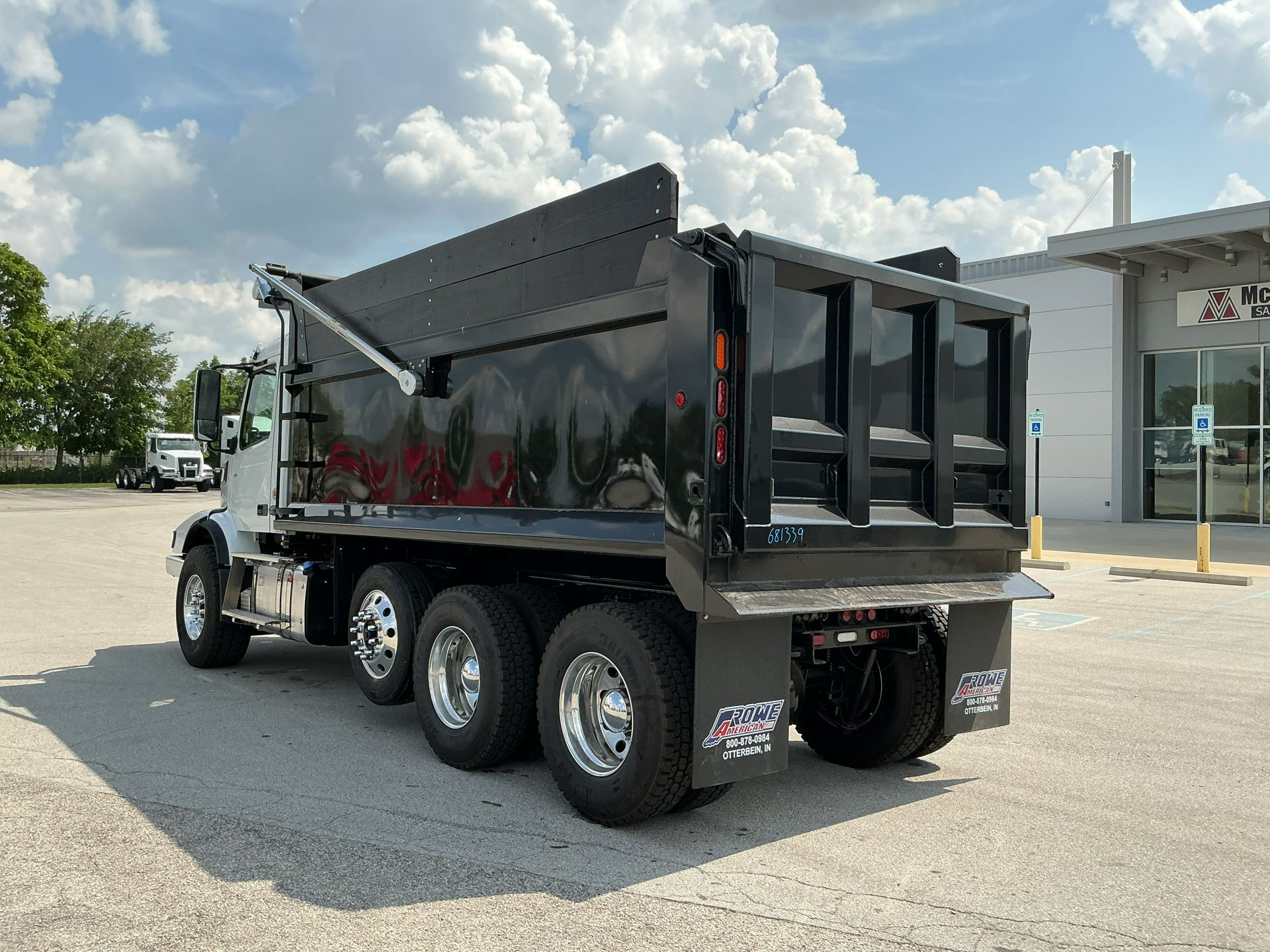 2026 Volvo - image 7