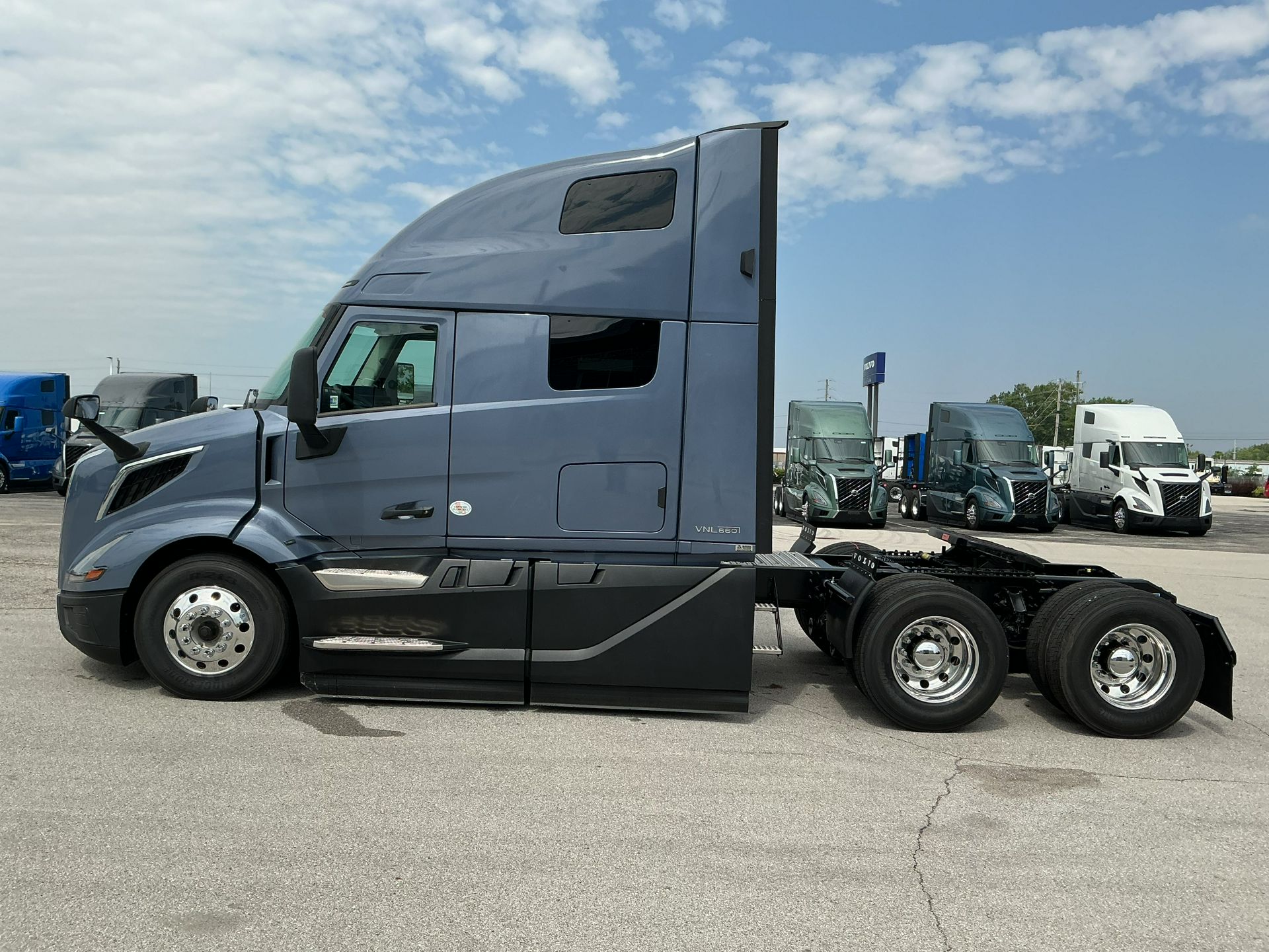 2026 Volvo - image 14