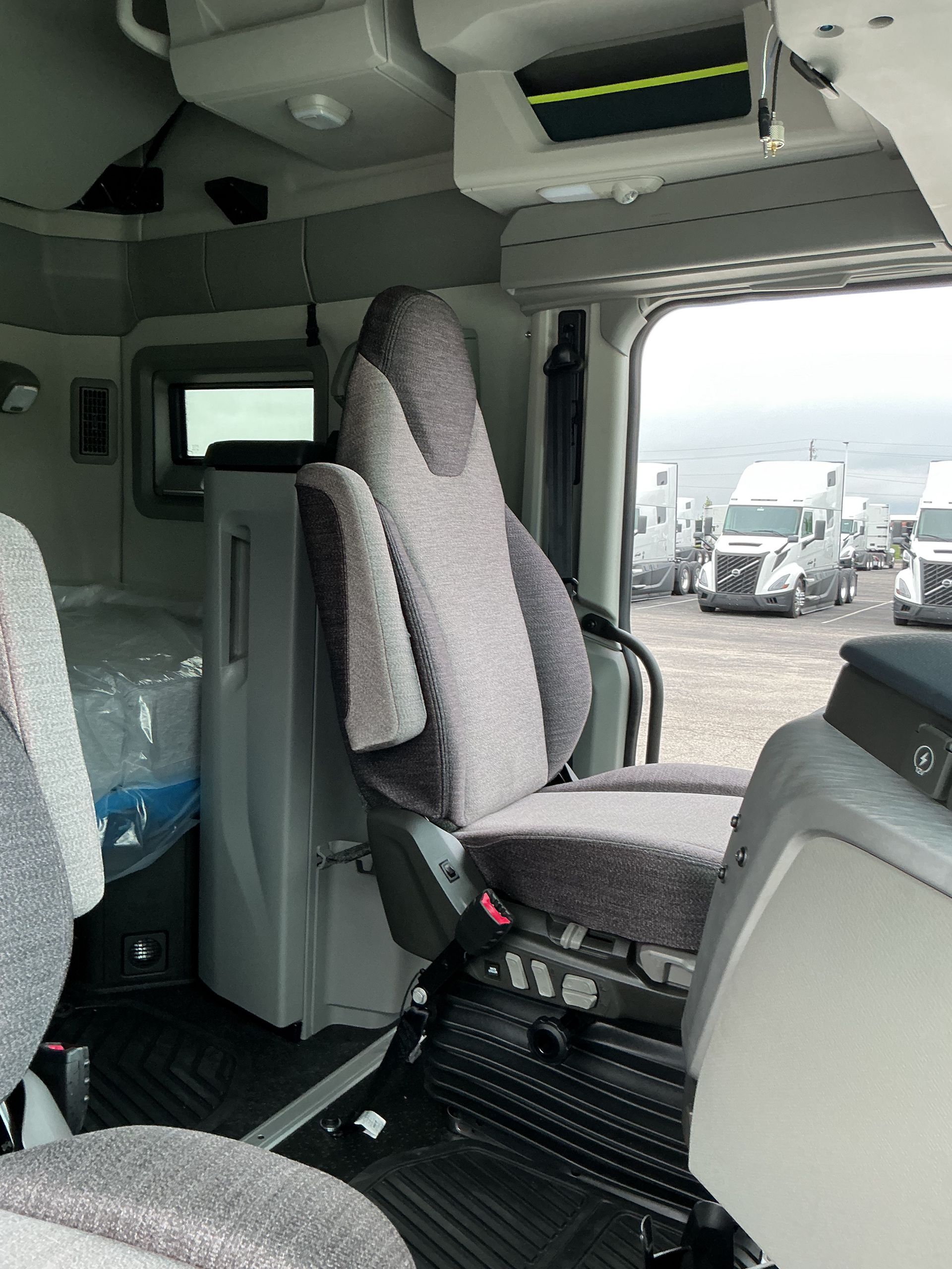 2026 Volvo - image 15