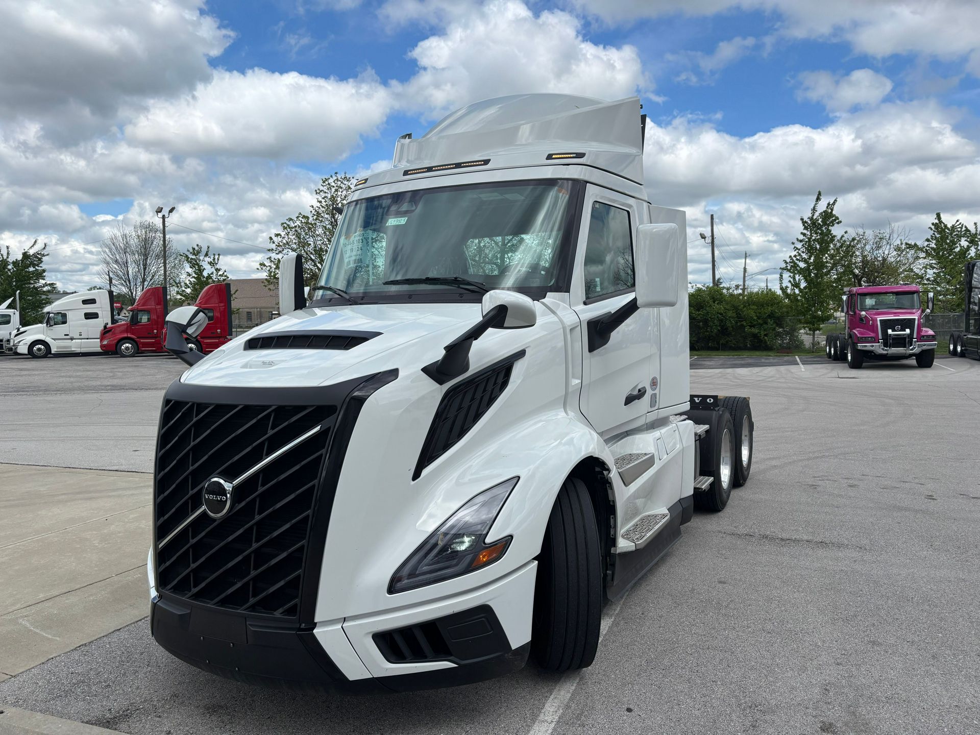 2025 Volvo VNL64T300