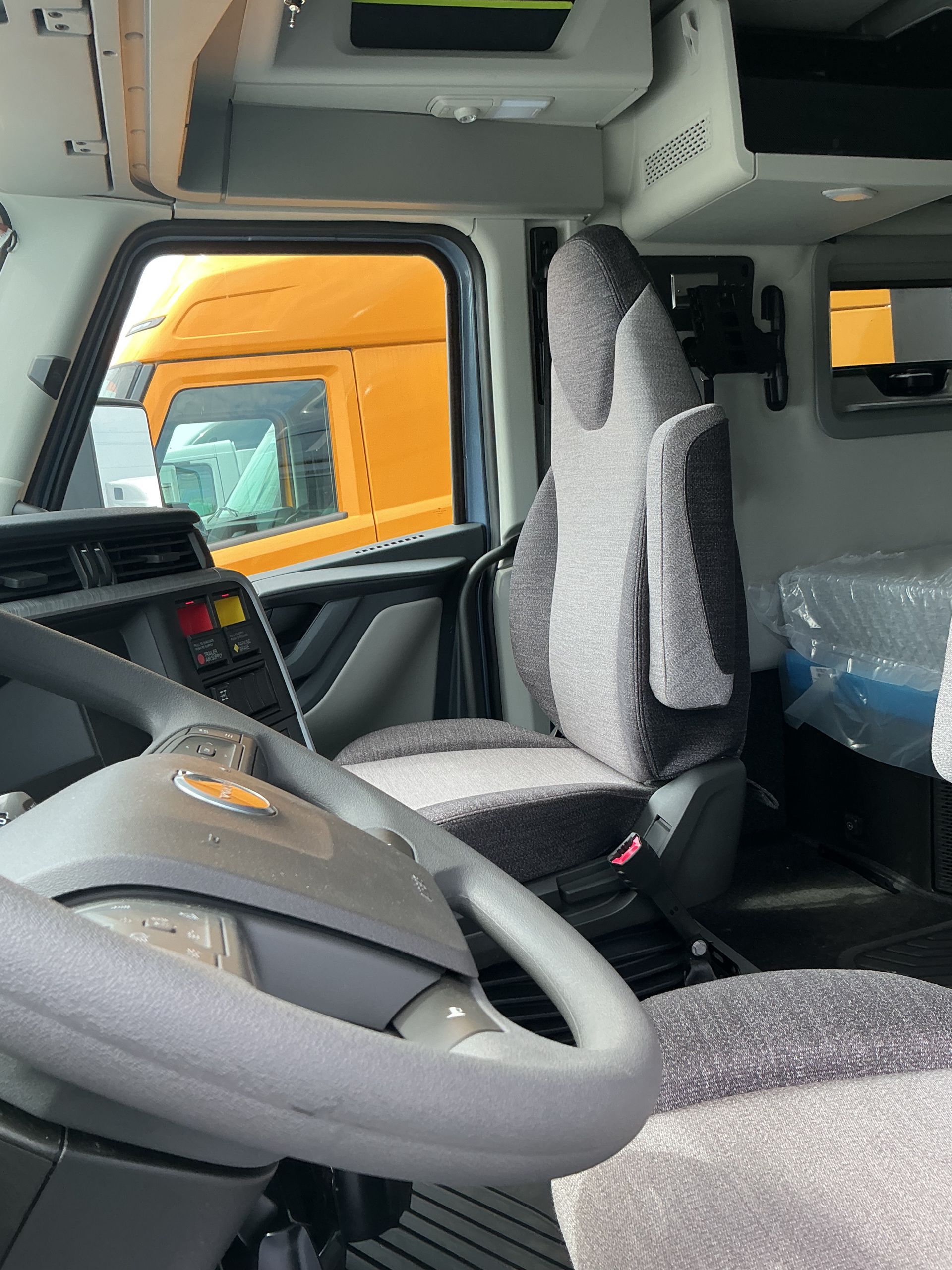 2026 Volvo - image 4