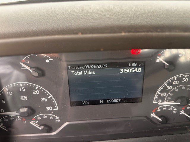 2018 Volvo - image 13