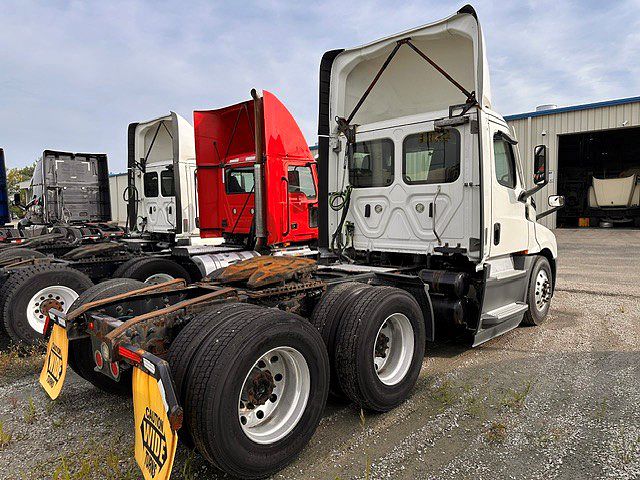 2021 Freightliner Cascadia in London, OH — photo 4