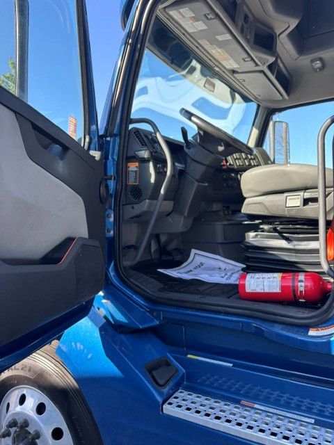 2023 Volvo VNL 760 in Indianapolis, IN — photo 6