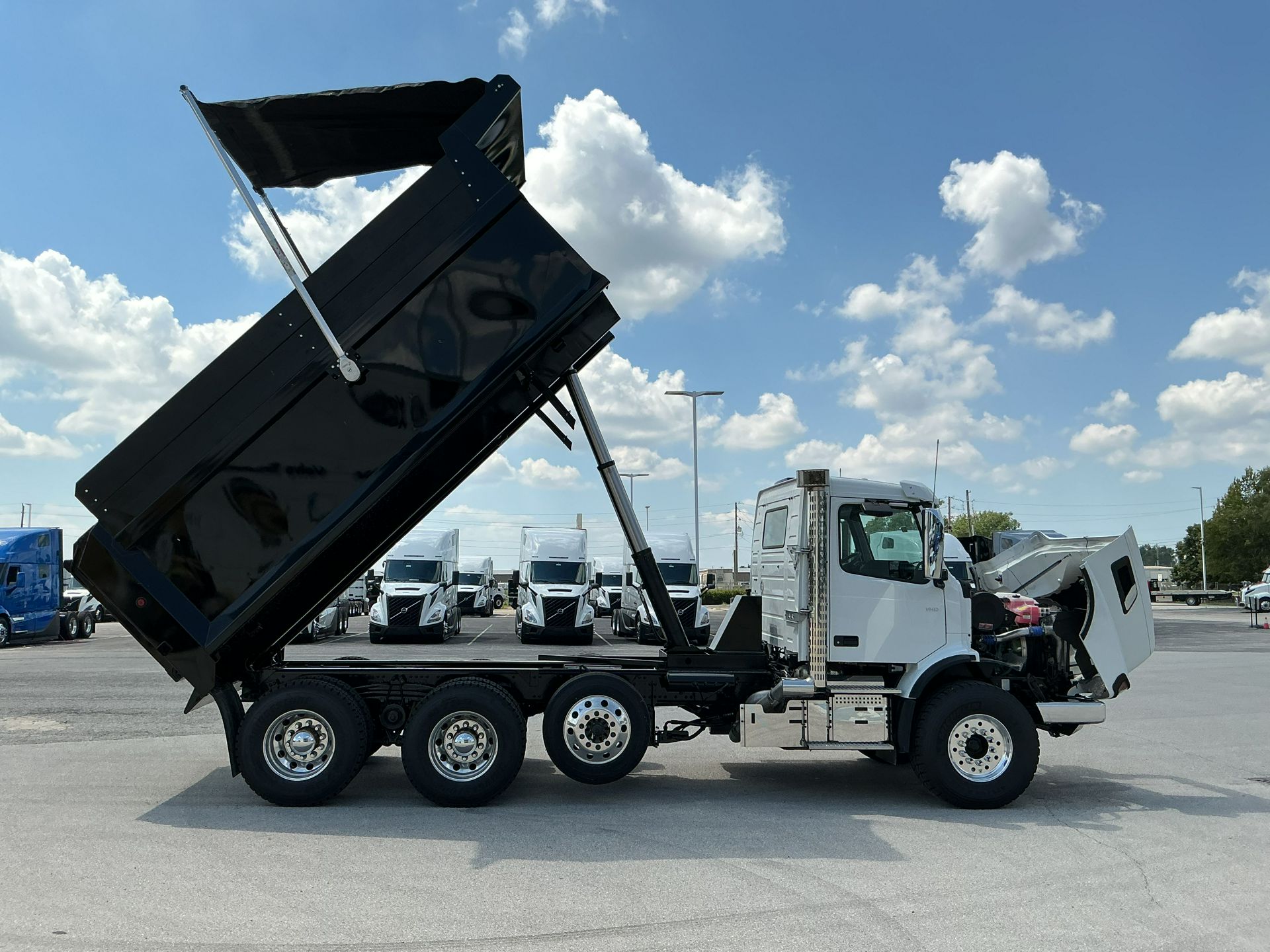 2025 Volvo - image 16