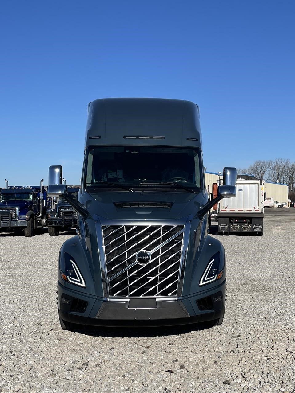 2027 Volvo - image 7