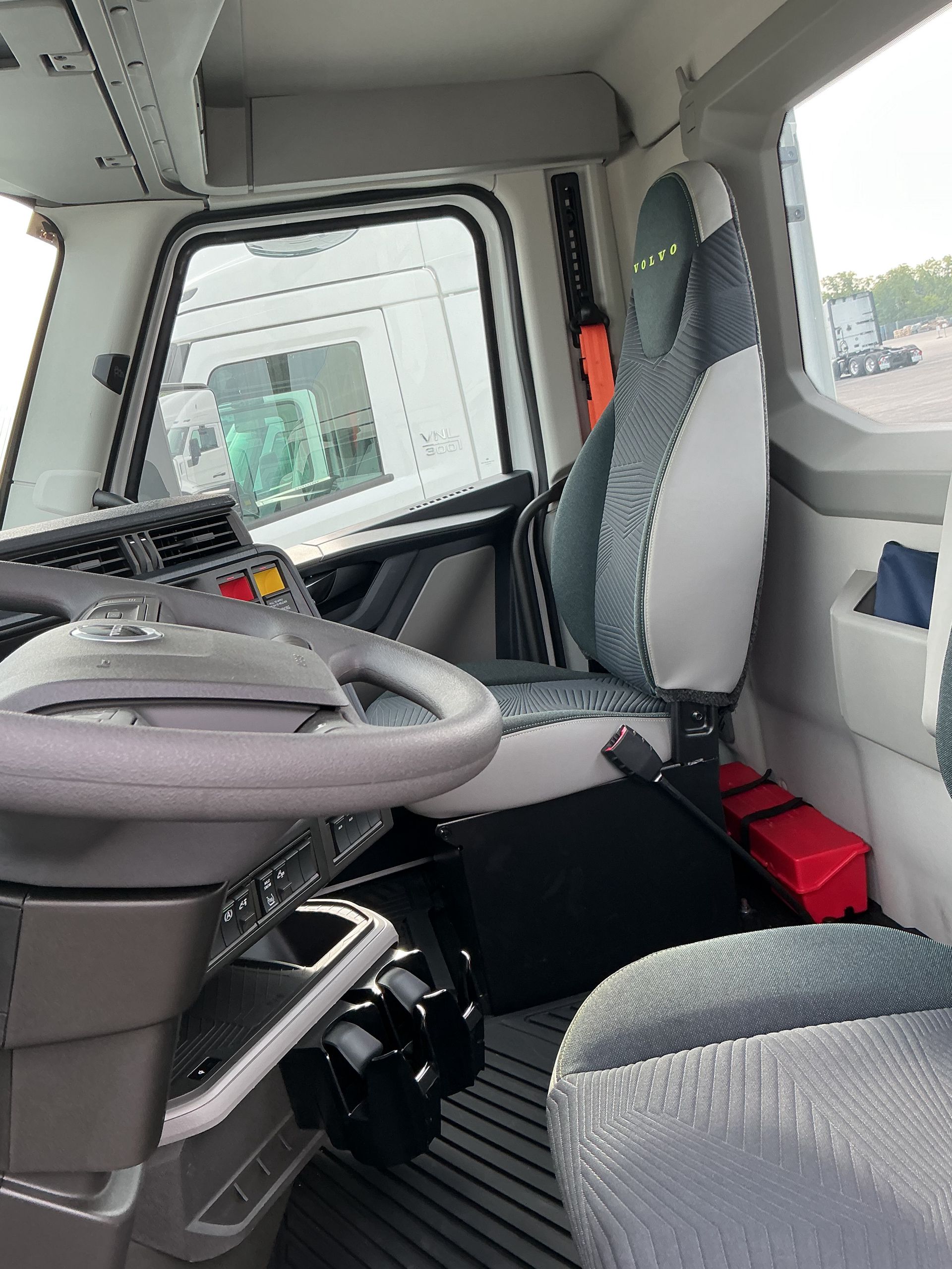 2025 Volvo - image 3