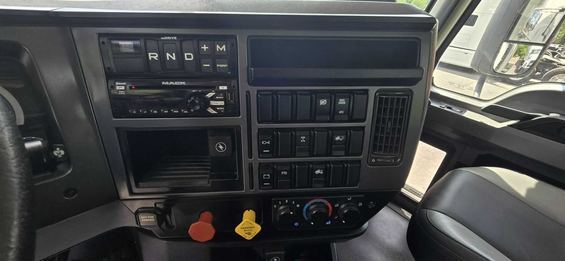 2020 Mack Anthem - image 21