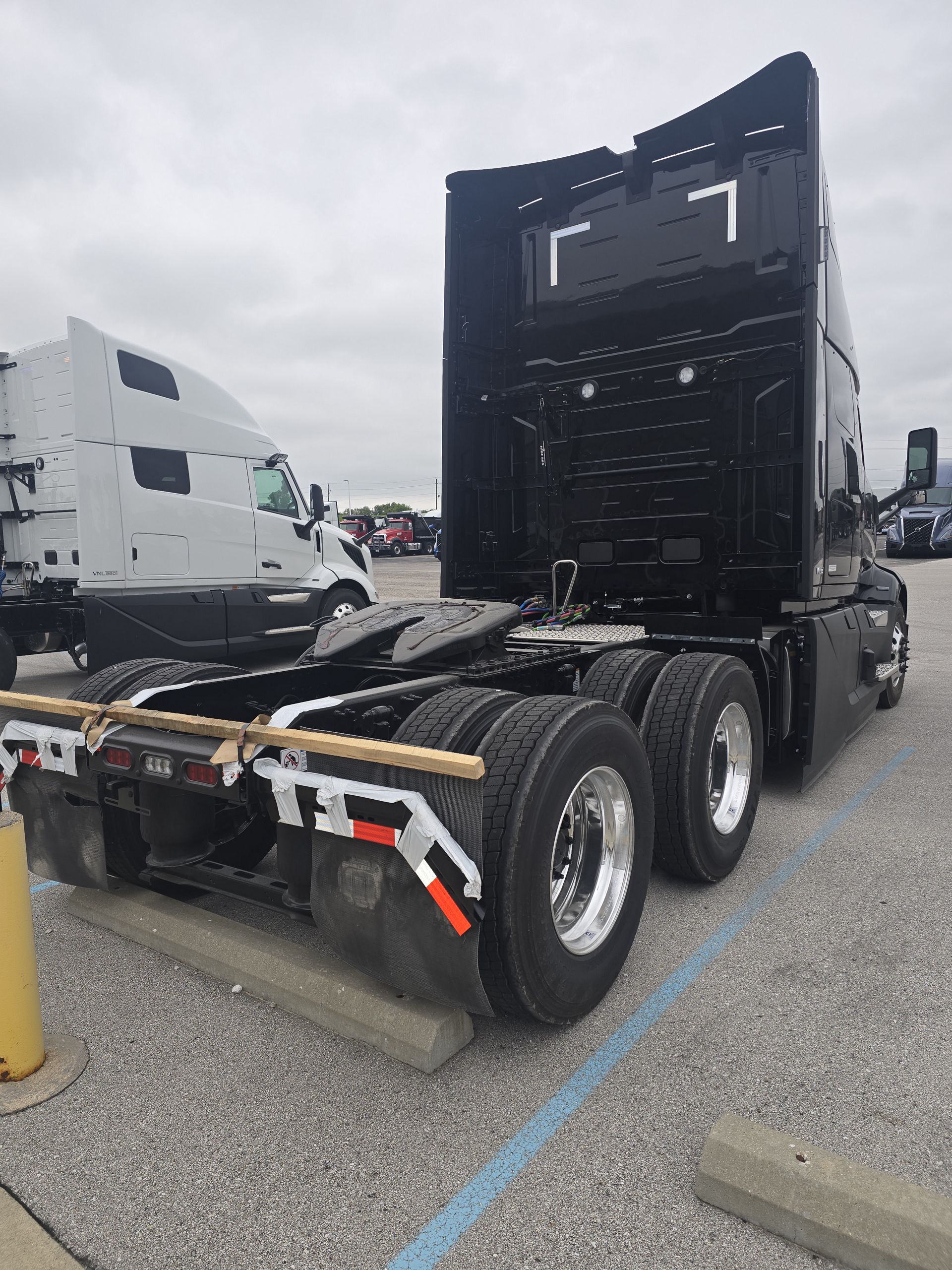 2026 Volvo - image 23