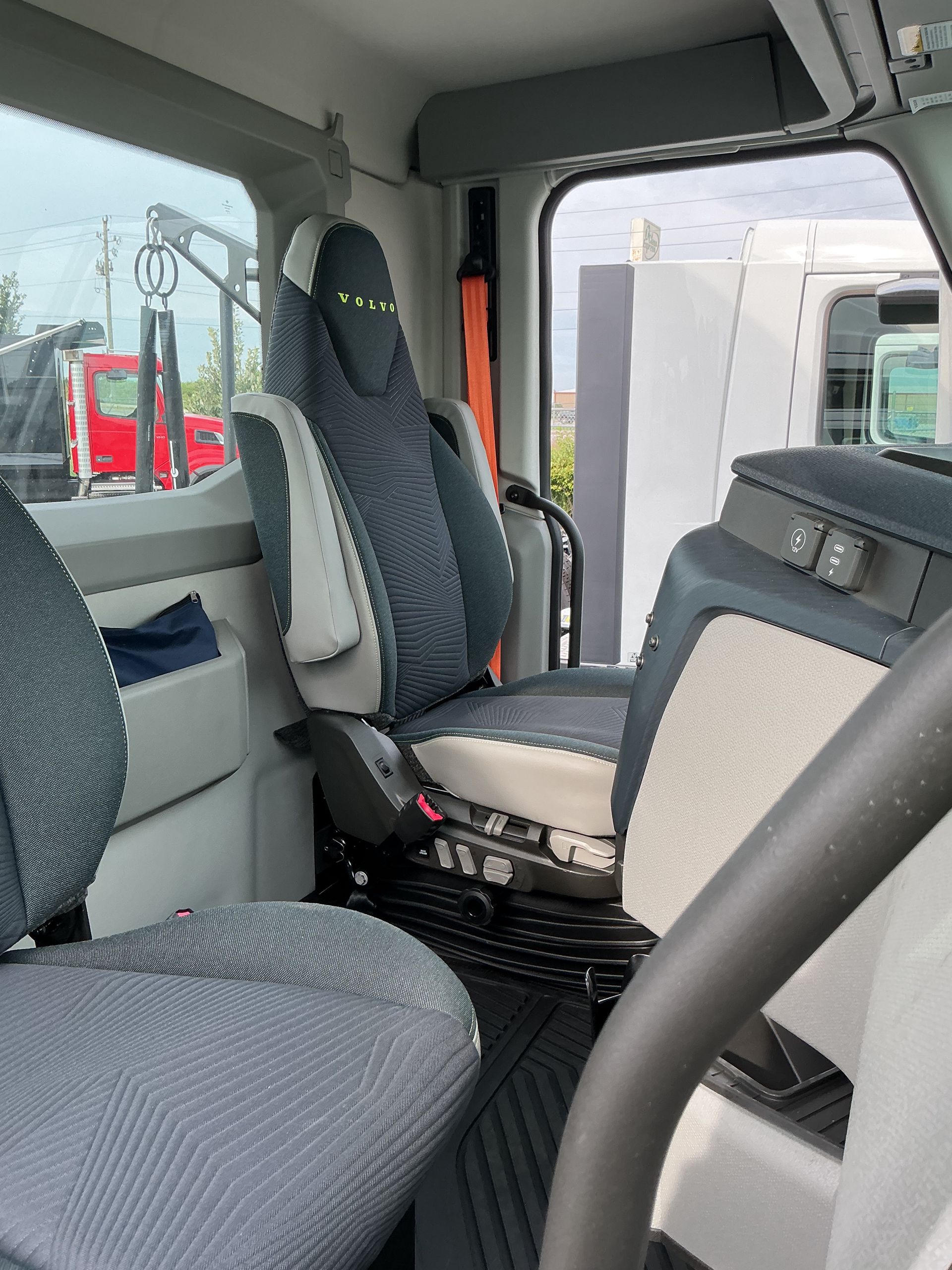 2025 Volvo - image 6