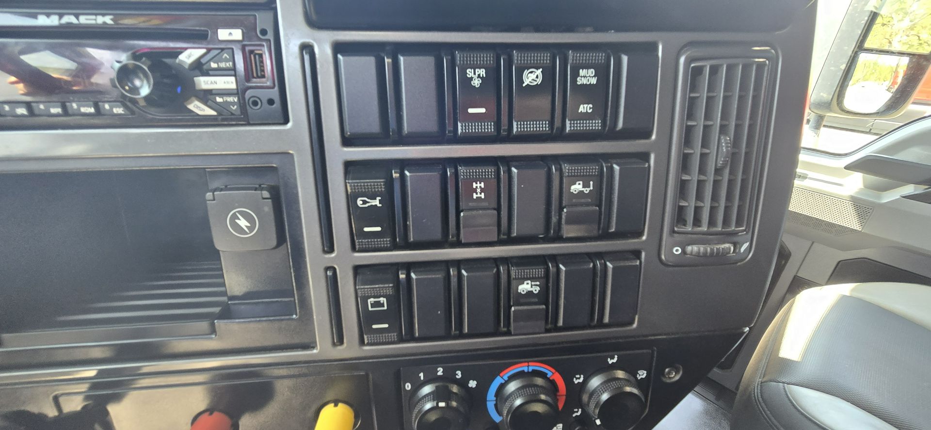 2020 Mack Anthem - image 31