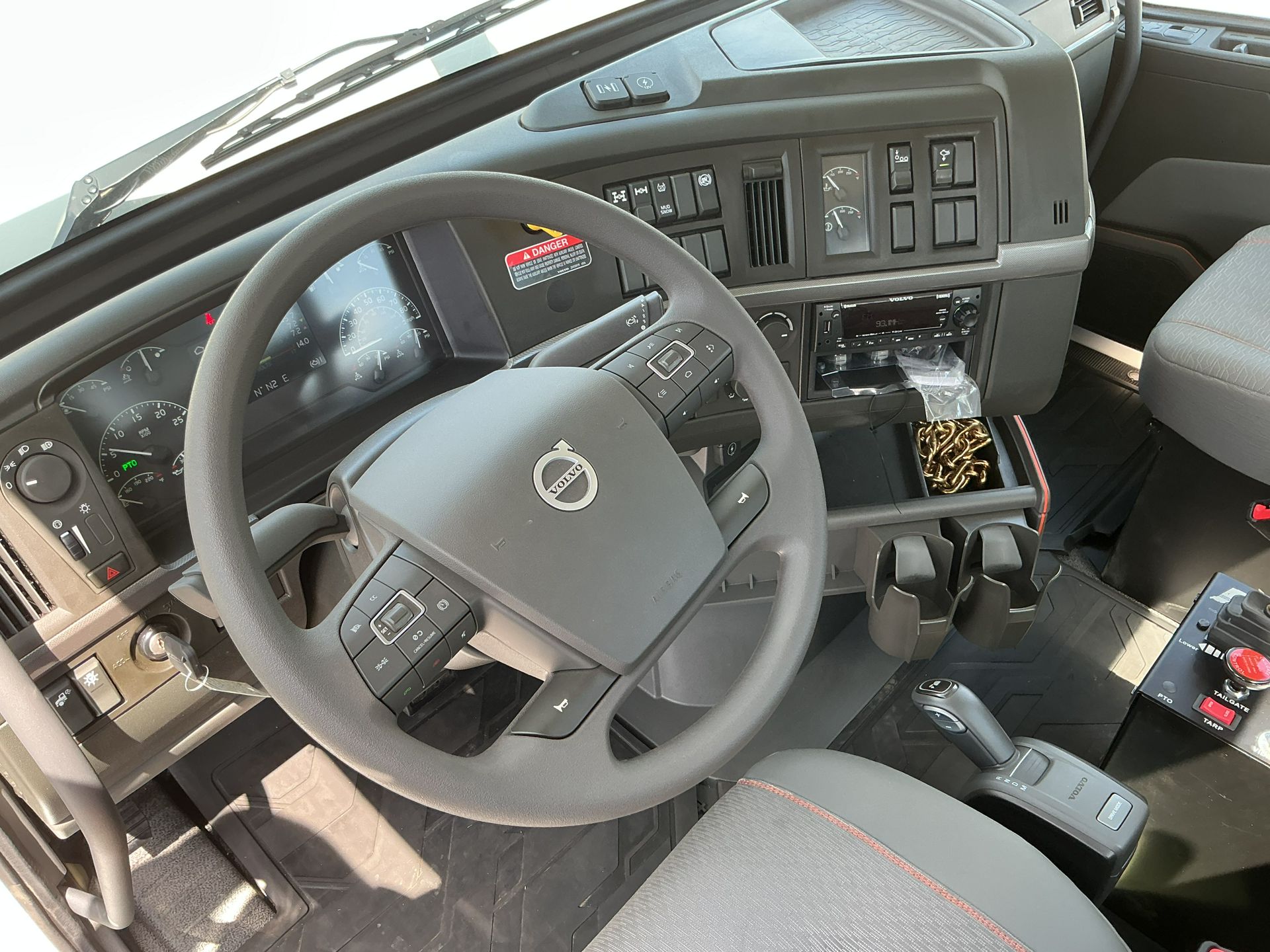 2025 Volvo - image 17