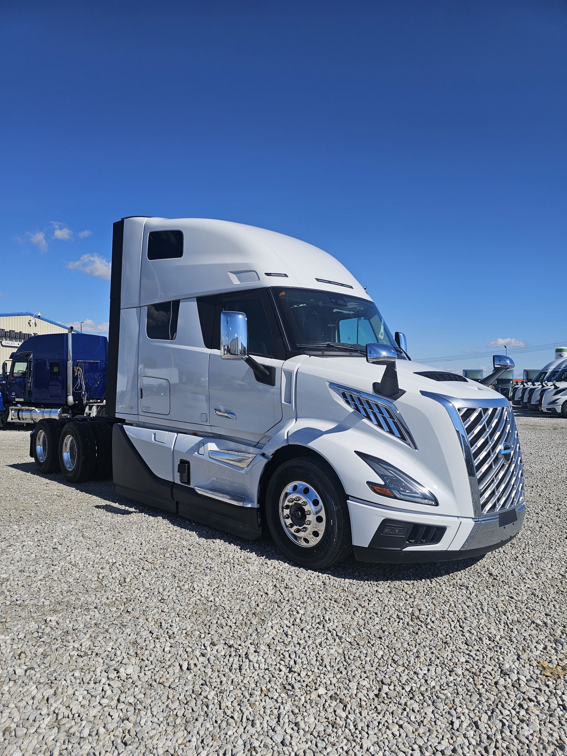 2025 Volvo - image 2