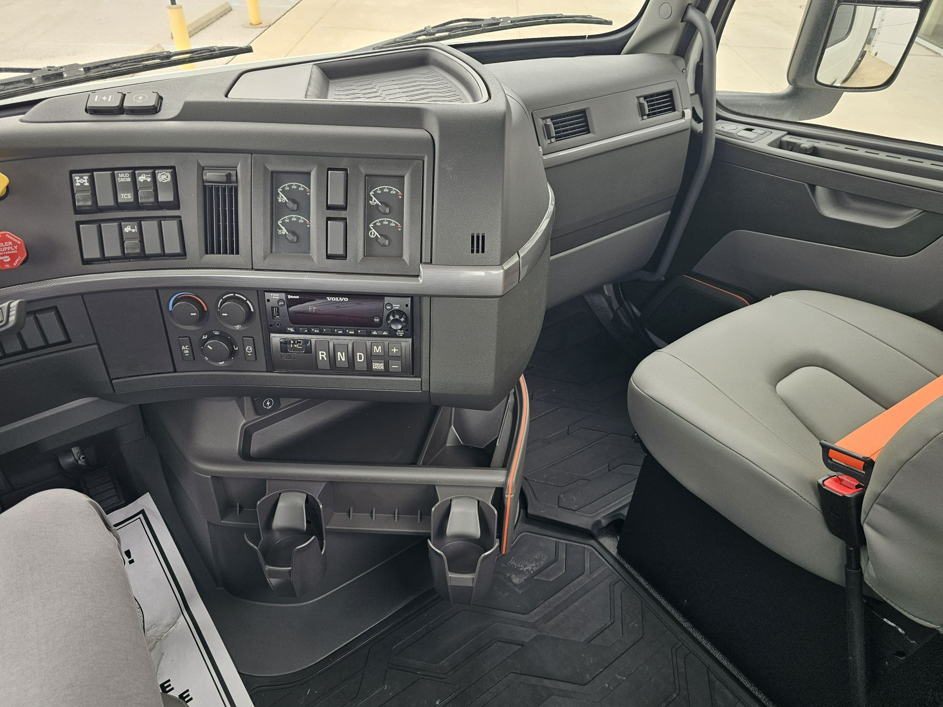 2025 Volvo - image 9