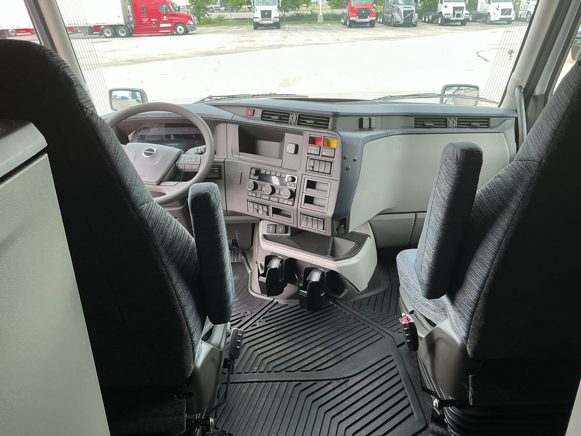 2026 Volvo - image 17