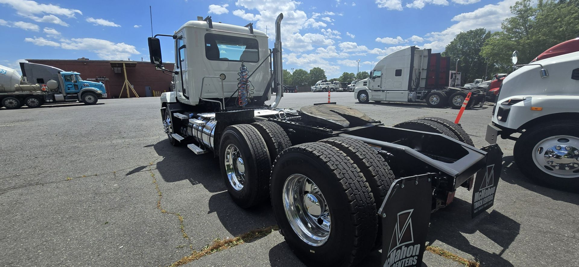 2020 Mack Anthem - image 5