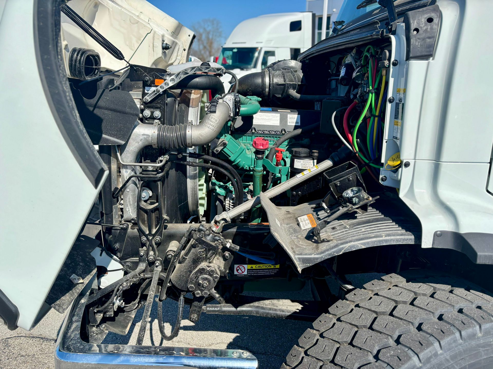 2025 Volvo - image 5