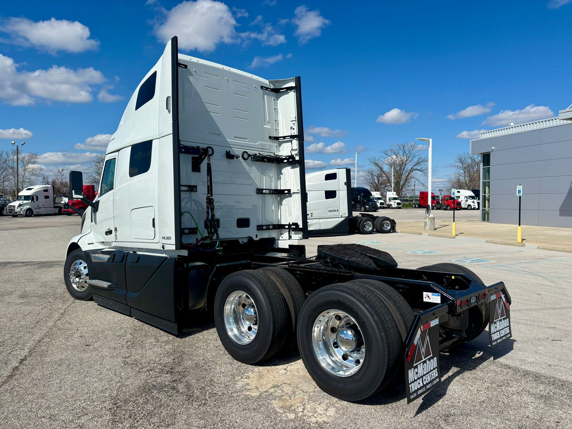 2026 Volvo - image 7