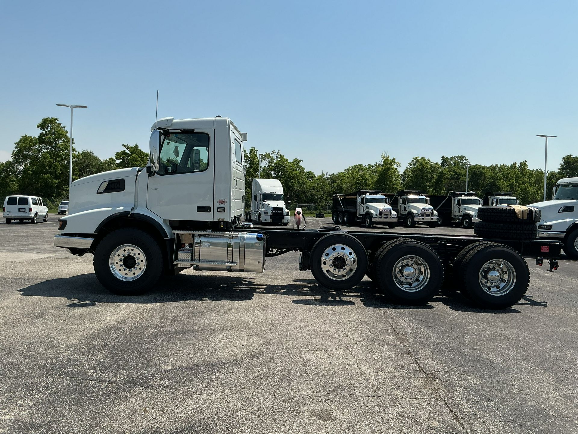 2026 Volvo - image 8