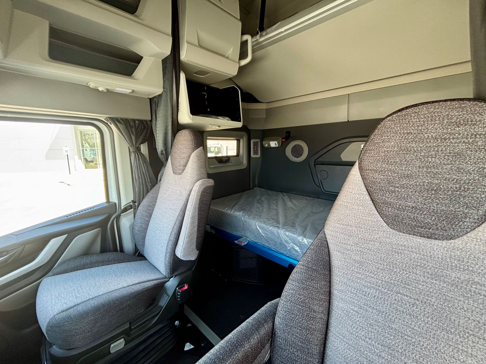 2026 Volvo - image 15